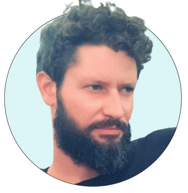 Hombre moreno con barba mirando de lado