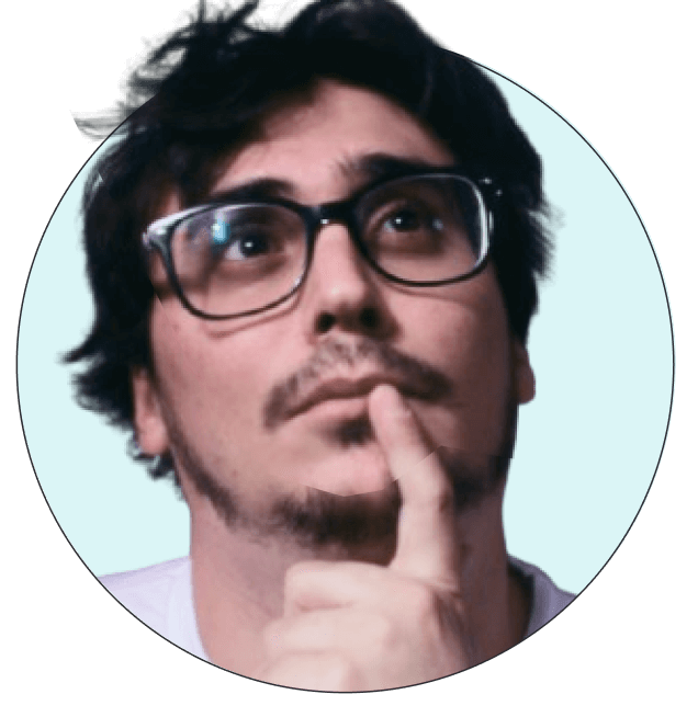 Hombre con barba y gafas mirando hacia arriba