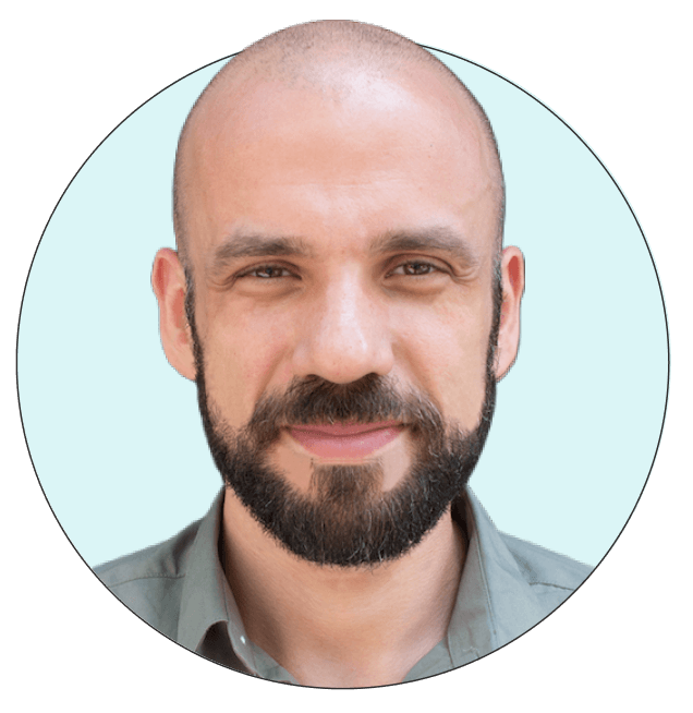 Retrato de hombre con barba sonriendo
