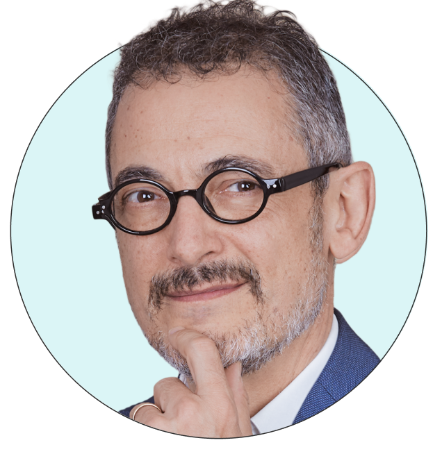 Hombre con gafas mirando de lado